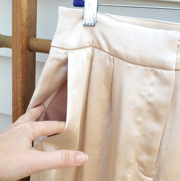 NEW! Express Wide-Leg Draped Satin Cream Trousers Size 4L - Picture 5 of 9